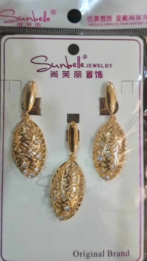 Sunbelle Original Gold-Plated Leaf Jewelry Set (Earrings & Pendant) - Image 3